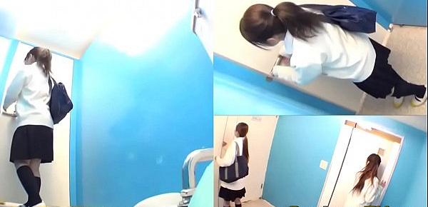  Asian teen piss in toilet